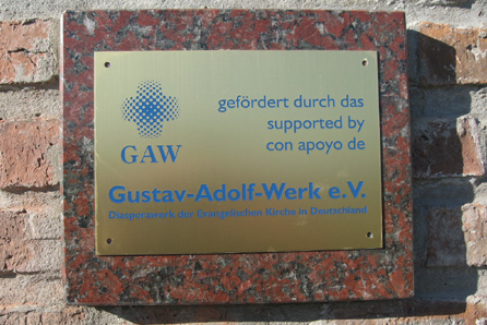 Tafel mit dreisprachiger Aufschrift: Gefördert durch das Gustav-Adolf-Werk