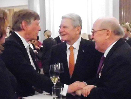 files/gaw/bilder/Nachrichten/2014 - Juli-Dezember/Verdienstkreuz barthen gauck faigle.jpg