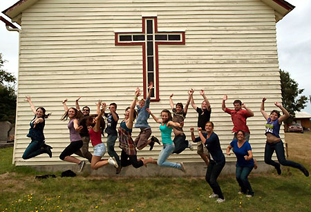 Jugendliche an der Kirche in Puerto Fonck, Chile